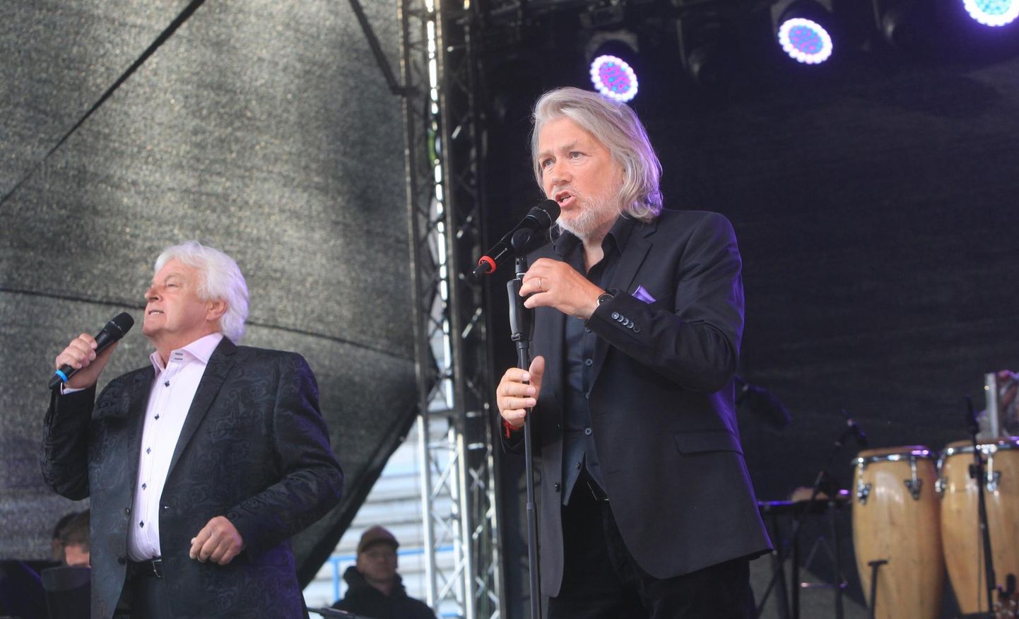 Tőnis Mägi ja Ivo Linna esinemas Tartu lauluväljakul 2016. aastal kontserdil.