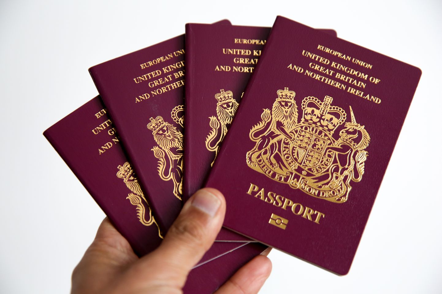 Praegused punased Briti passid.