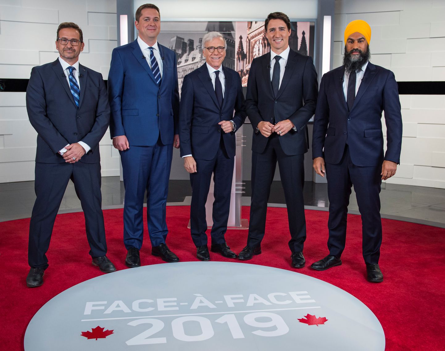 Kolmapäeval esimese teledebati pidanud Kanada peaministrikandidaadid koos televõrgu TVA moderaatori Pierre Bruneau'ga (keskel). Eelkõige oodati väitlusest peaminister Justin Trudeau (paremalt teine) ja opositsioonijuht Andrew Scheeri (vasakult teine) mõõduvõttu.