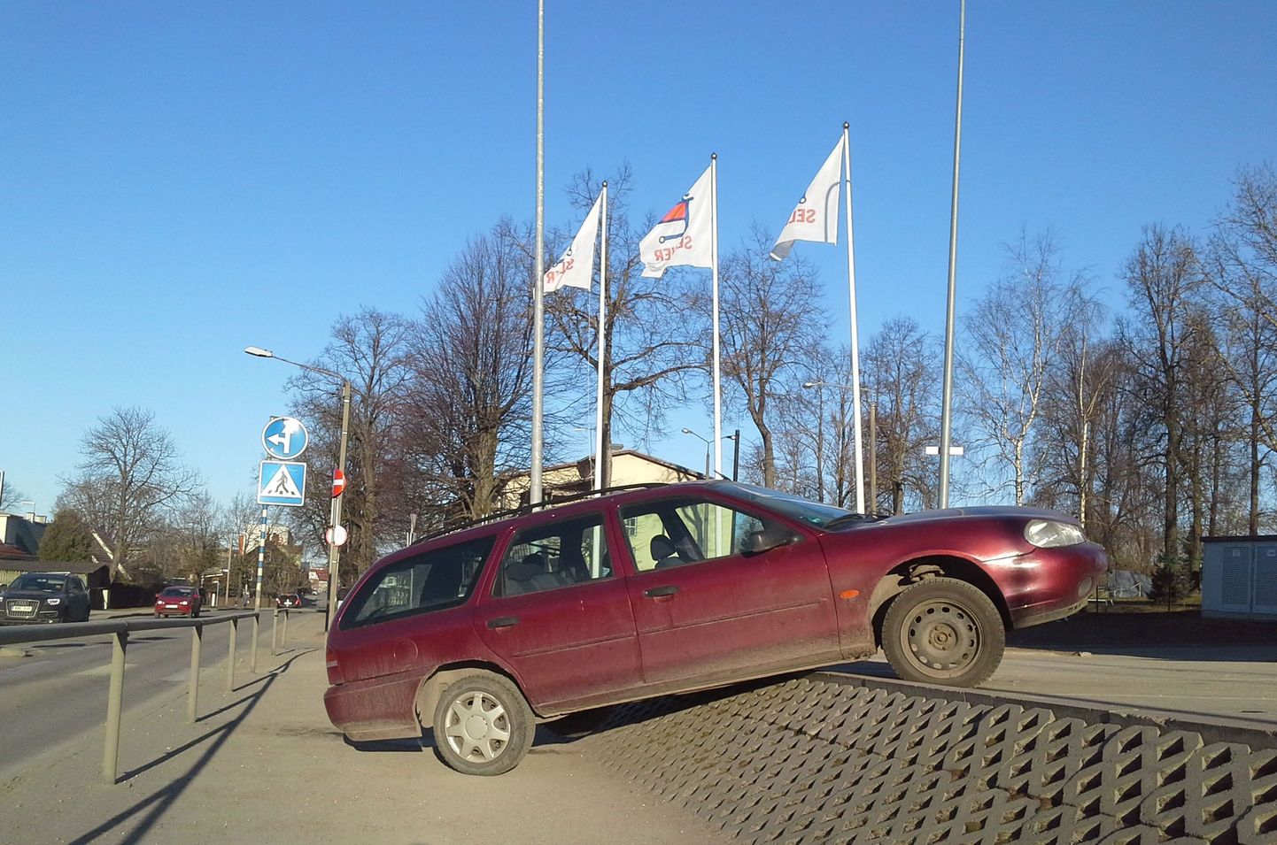 Tartus Jaama Selveri parklas sõitis auto üle äärekivi.