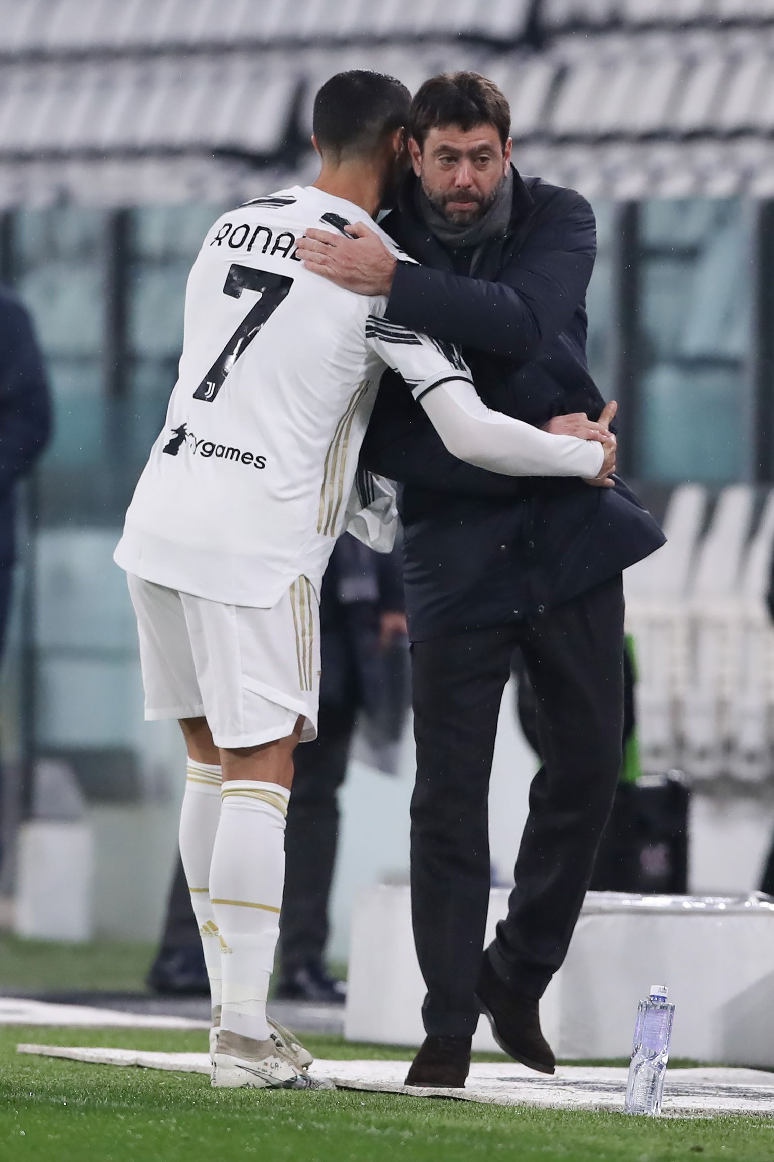 Juventuse president Andrea Agnelli embamas Cristiano Ronaldot.