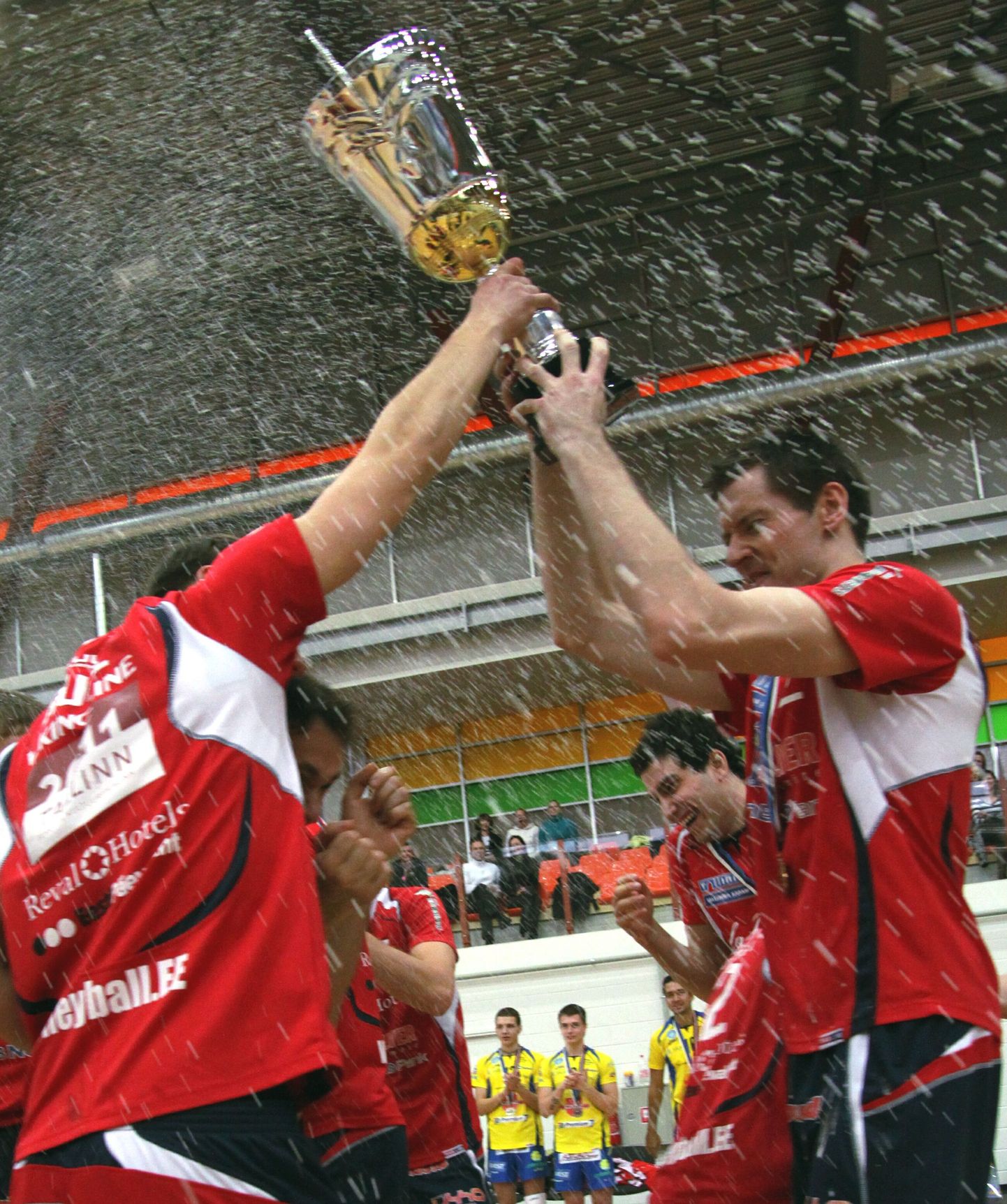 Tallinna Selveri mängijad Martin Ruul (vasakul) ja Argo Meresaar tähistamas Pärnu spordihoones Eesti-Läti ühisliiga võitu.