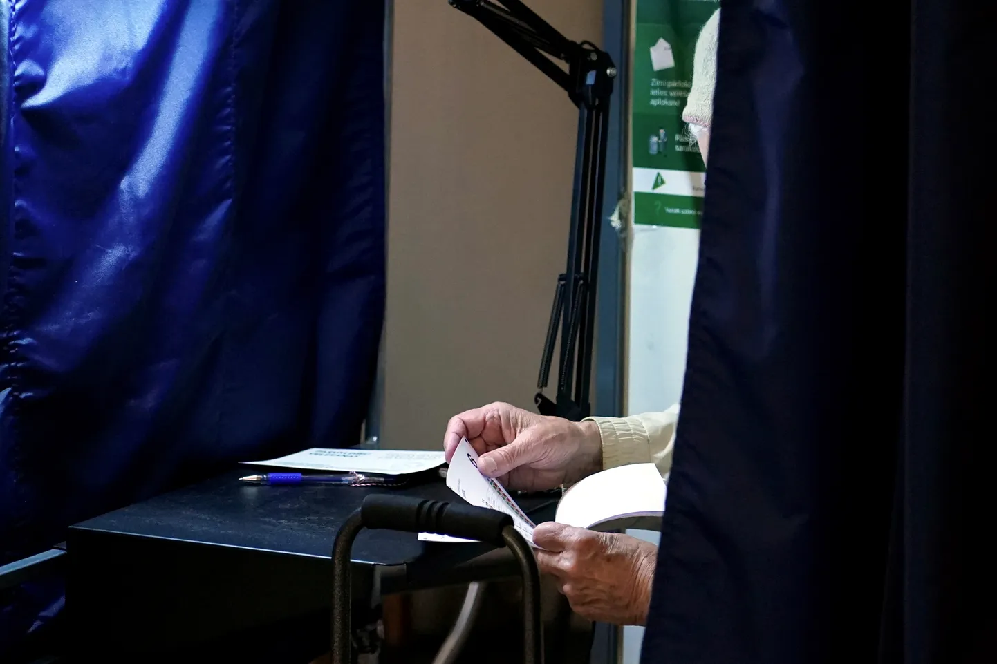 Pašvaldību vēlēšanas 75. vēlēšanu iecirknī Rīgas Valsts 1. ģimnāzijā.