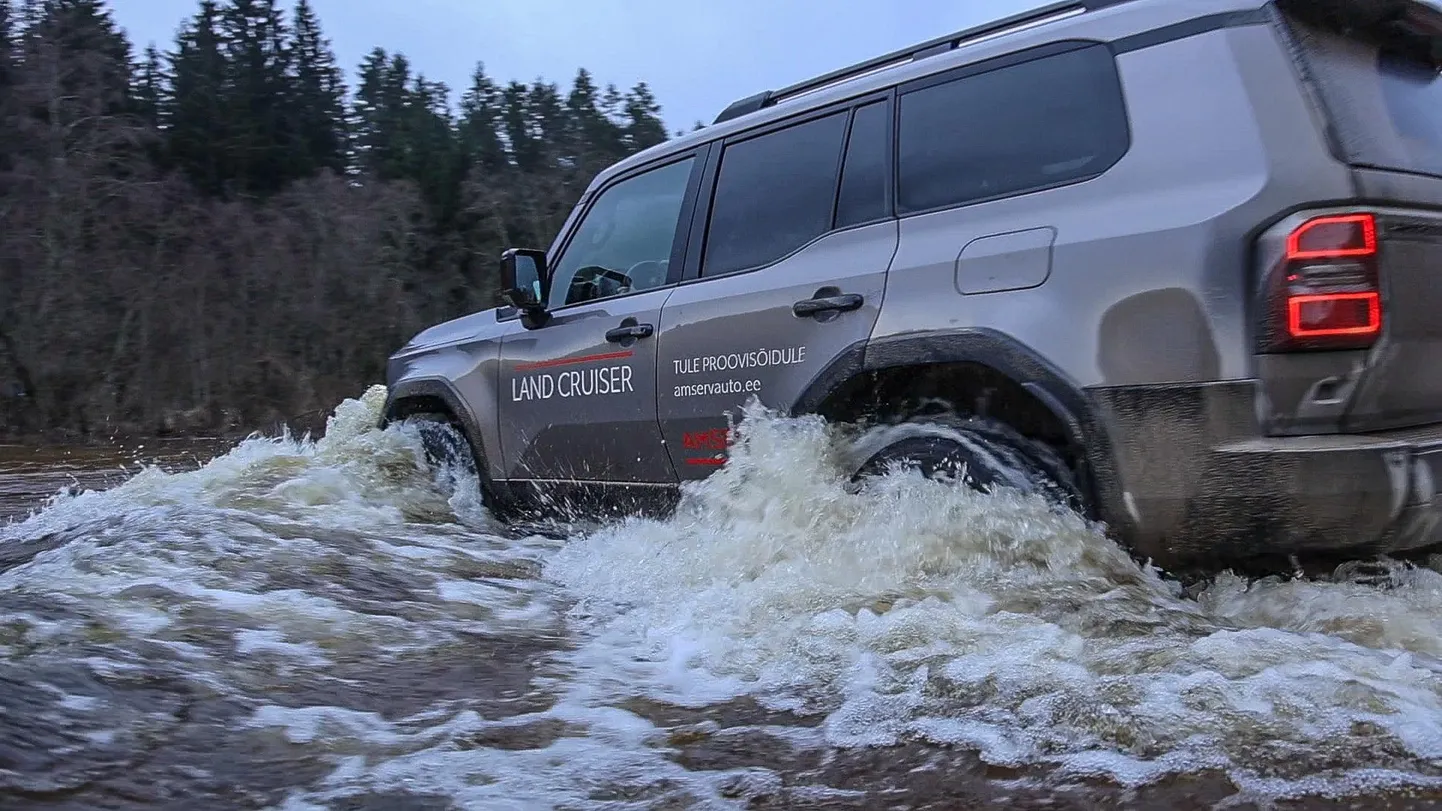 Toyota on andnud Land Cruiserile loa sõita läbi kuni 70 sentimeetri sügavusest veest. See tähendab, et vee tasapind võib ulatuda peaaegu ratta ülemise ääreni.