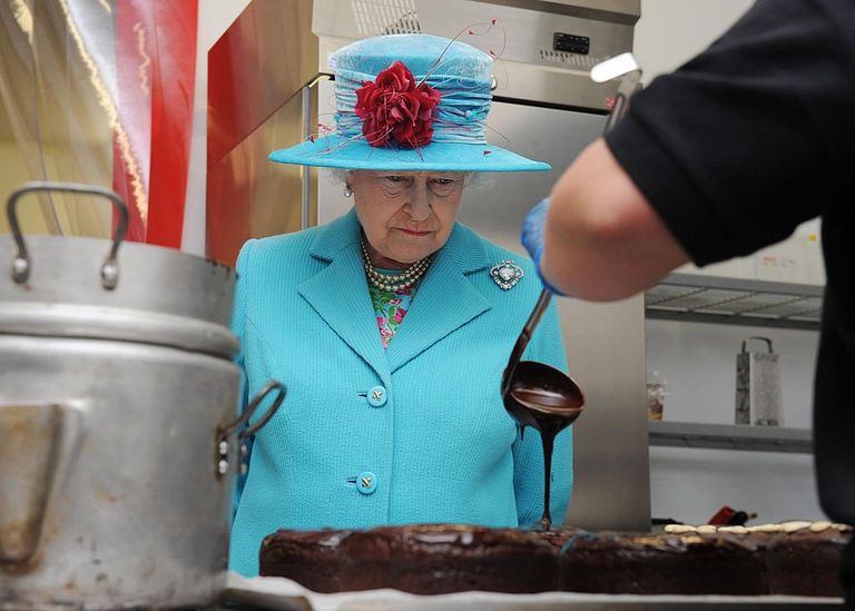 Ее величество внимательно следит за изготовлением шоколадного торта. Сразу виден взгляд знатока
