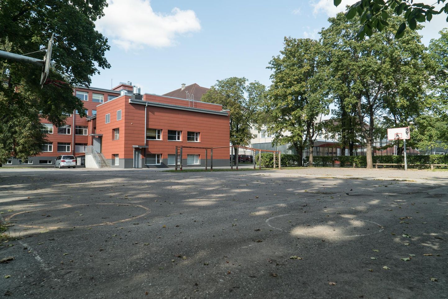 Mart Reiniku kooli kahe õppehoone vahele jääv liikuma kutsuv hoov pidanuks valmima sügisel, ent ehitaja leidmise riigihange nurjus. Loodetavasti läheb uuel aastal uue hankega paremini.
