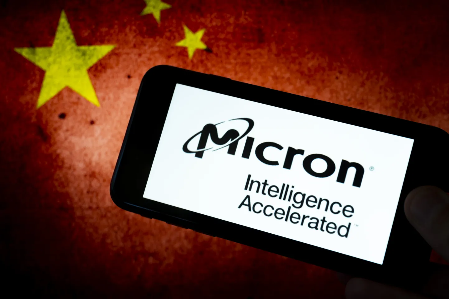 Microni logo Hiina lipu taustal.