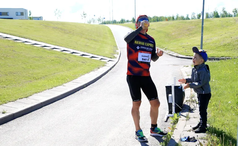 Ultramees Rait Ratasepp lõpetas täna hommikul 10. maratoni, esimest alustas ta viis ööpäeva tagasi ehk 25. mail. Siin koos poja Rasmusega finišipaigas.