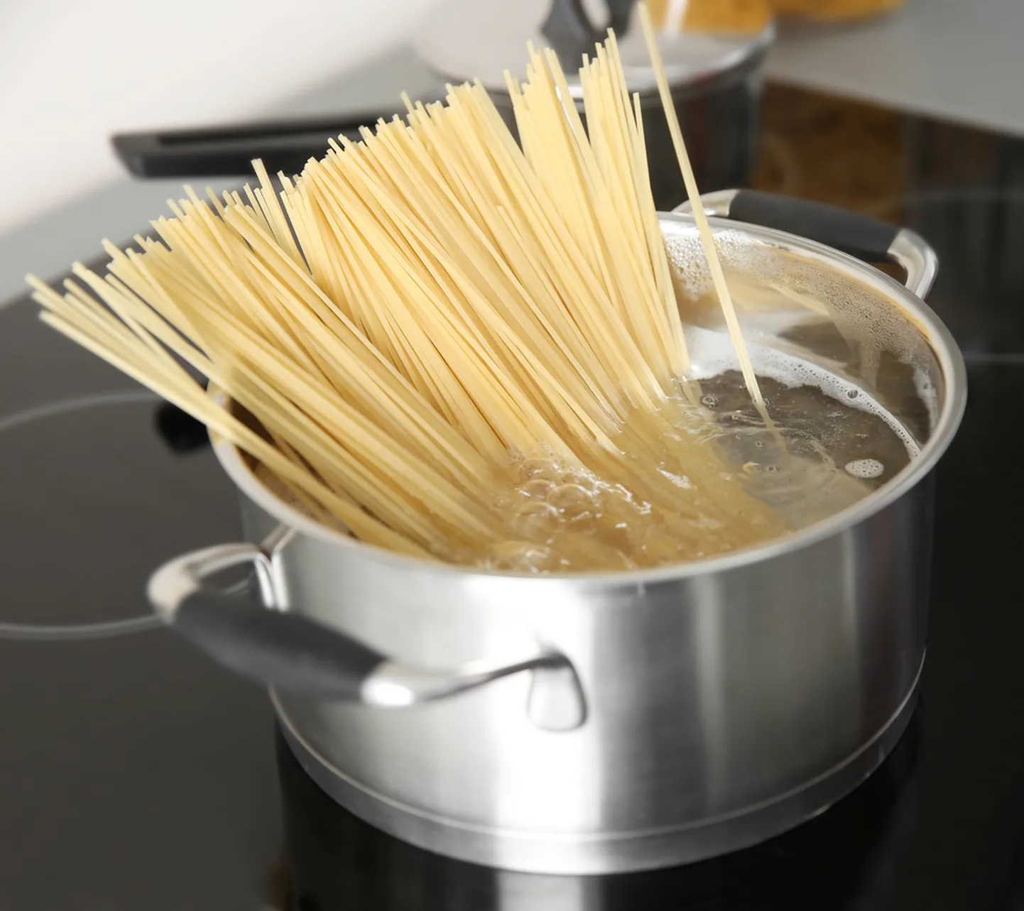 Spagettide keetmine.