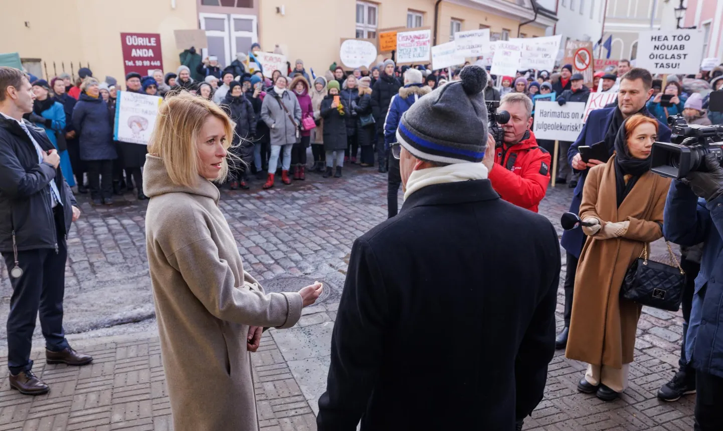 Tänavune õpetajate streik lõppes õpetajate 17-eurose palgatõusuga. Peaminister Kaja Kallase senine 8318,19-eurone palk kerkib 1. aprillist 457,5 eurot. Soome peaministri palk on ligikaudu 14 500 eurot kuus, ent Soome riigieelarve maht on 87,9 miljardit eurot, Eestis kõigest 16,8 miljardit ehk üle viie korra väiksem.