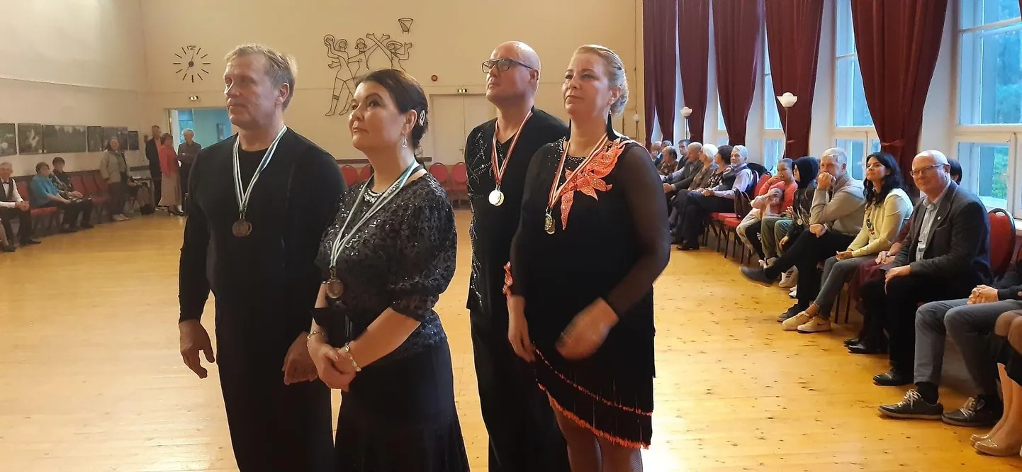 Kõik tantsuklubi Fox viis võistluspaari tulid võistlustantsus esikohtadele.
