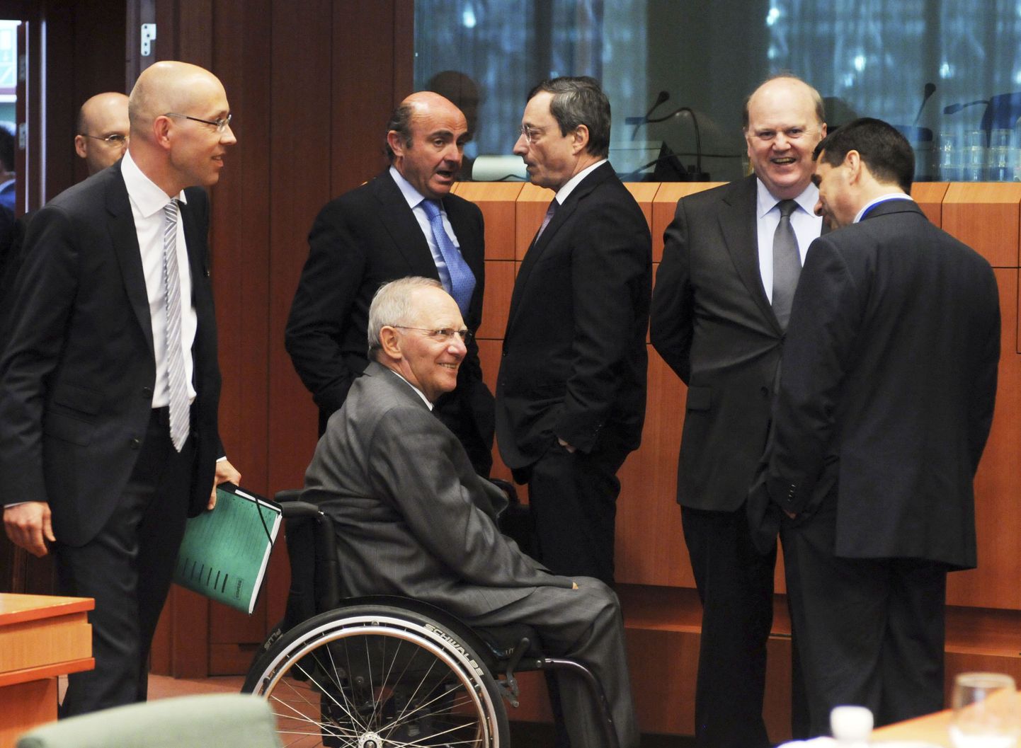 Eurogrupi rahandusministrite kohtumine Brüsselis 14. mail. Esiplaanil ratastoolis Saksa rahandusminister Wolfgang Schäuble.