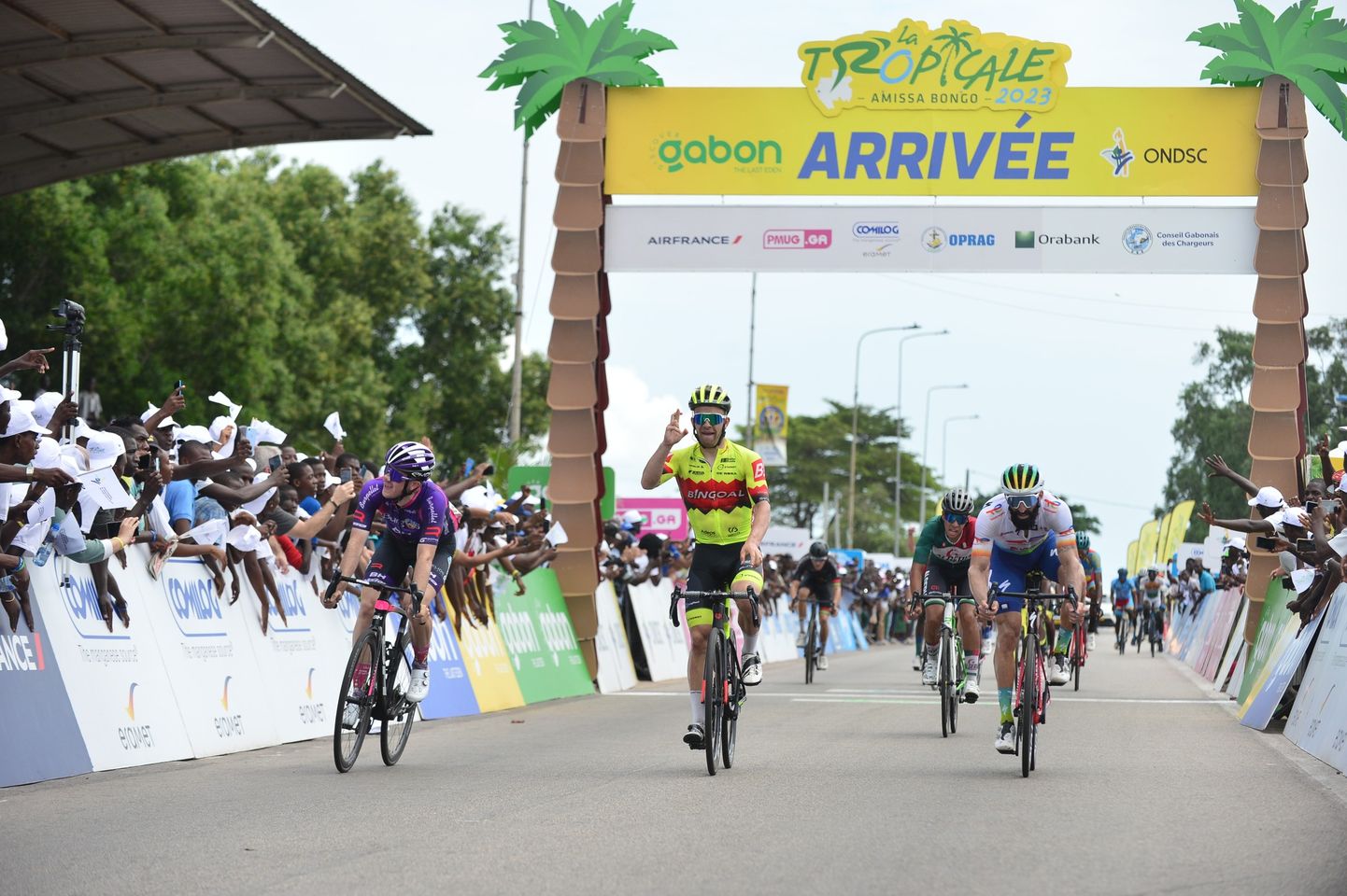 Karl Patrick Lauk (keskel kollases) võitis La Tropicale Amissa Bongo velotuuri kuuenda etapi (Tropicale Amissa Bongo).