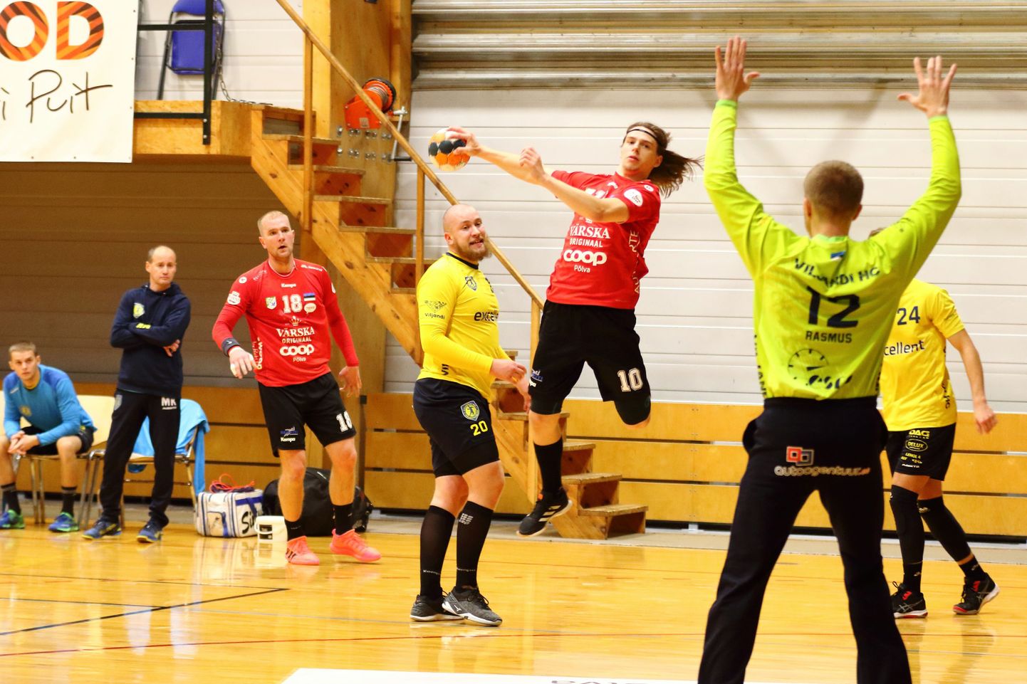 Rasmus Ots tõrjus Viljandi HC väravasuul küll kolm karistusviset, kuid karikasarja veerandfinaali edenes Põlva Serviti. Viskel Mathias Rebane.