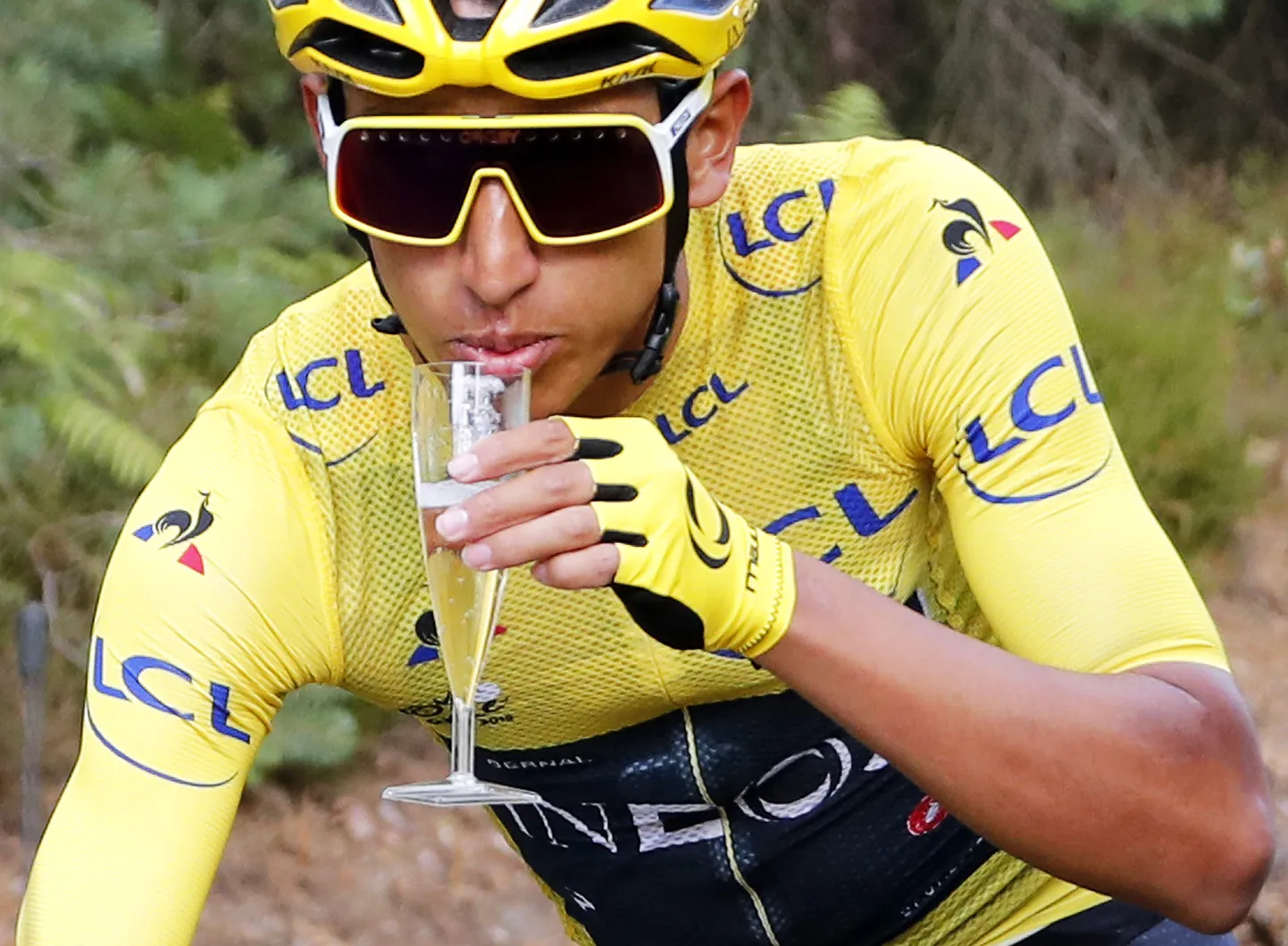 Egan Bernal võidušampust maitsemas