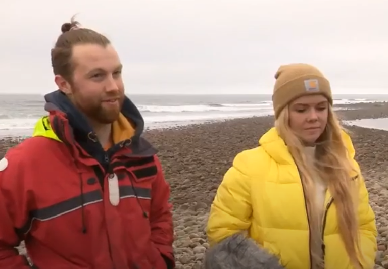 Iirlased Sophie Curran ja Conor McClory leidsid rannalt ajakapsli.