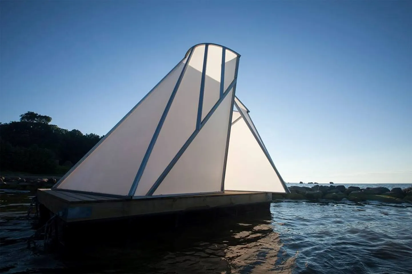 Marianne Jõgi “Interauraalne kontuur I”, 2017, installatsioonivaade Eesti Vabaõhumuuseumis.