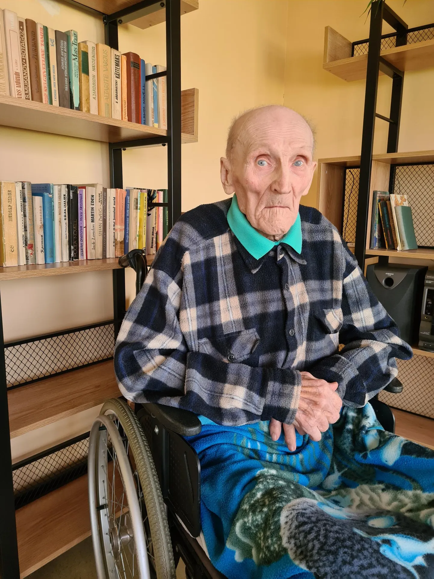 Paari päeva pärast 100aastaseks saav Robert-Rudolf Volk järgib raadiost ja telerist ilmauudiseid ja lahendab ristsõnu. Ajugümnastika aitab pead korras hoida.