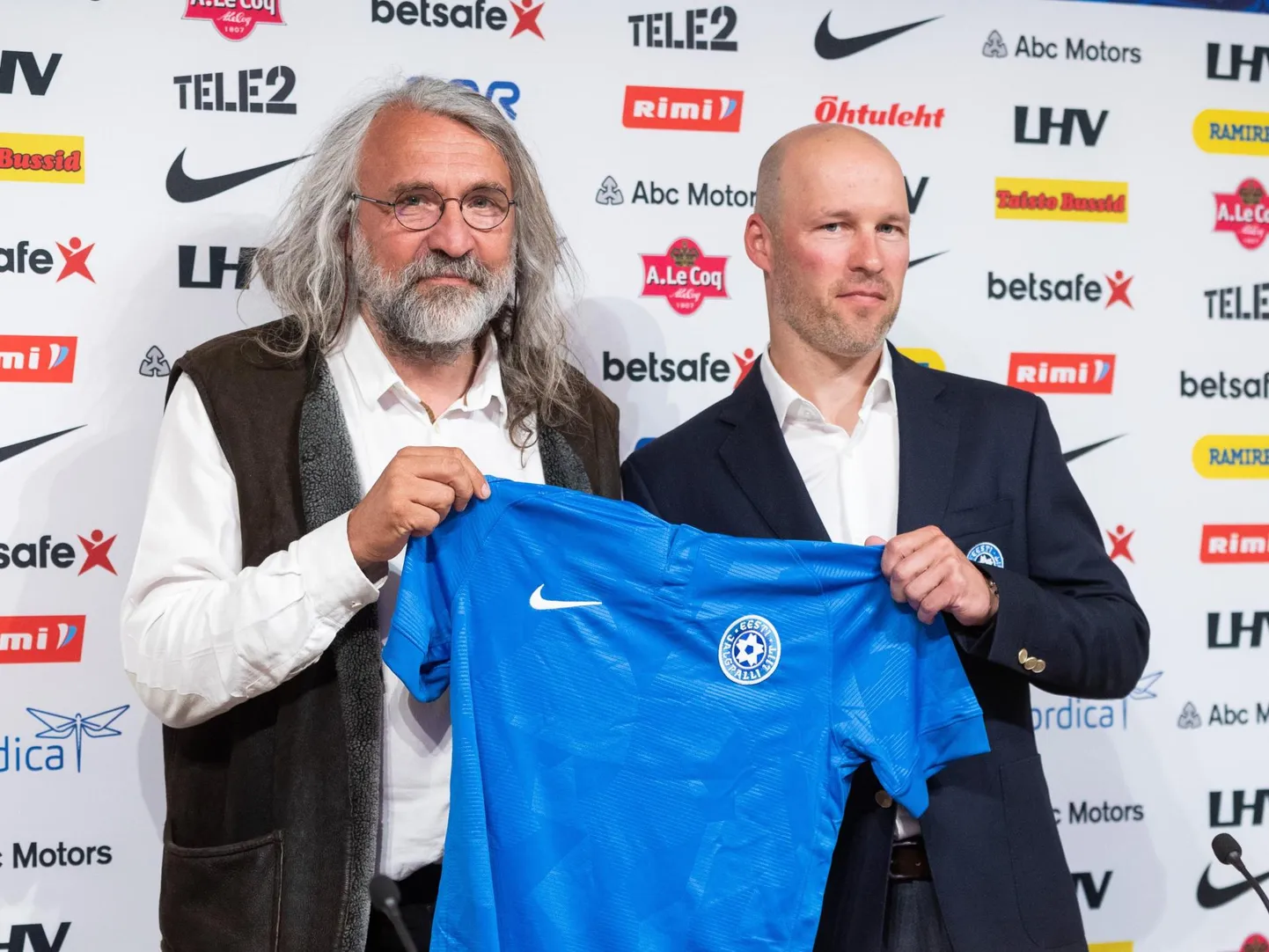 Eesti Jalgpalli Liidu president Aivar Pohlak (vasakul) ja rahvusmeeskonna peatreener Karel Voolaid.