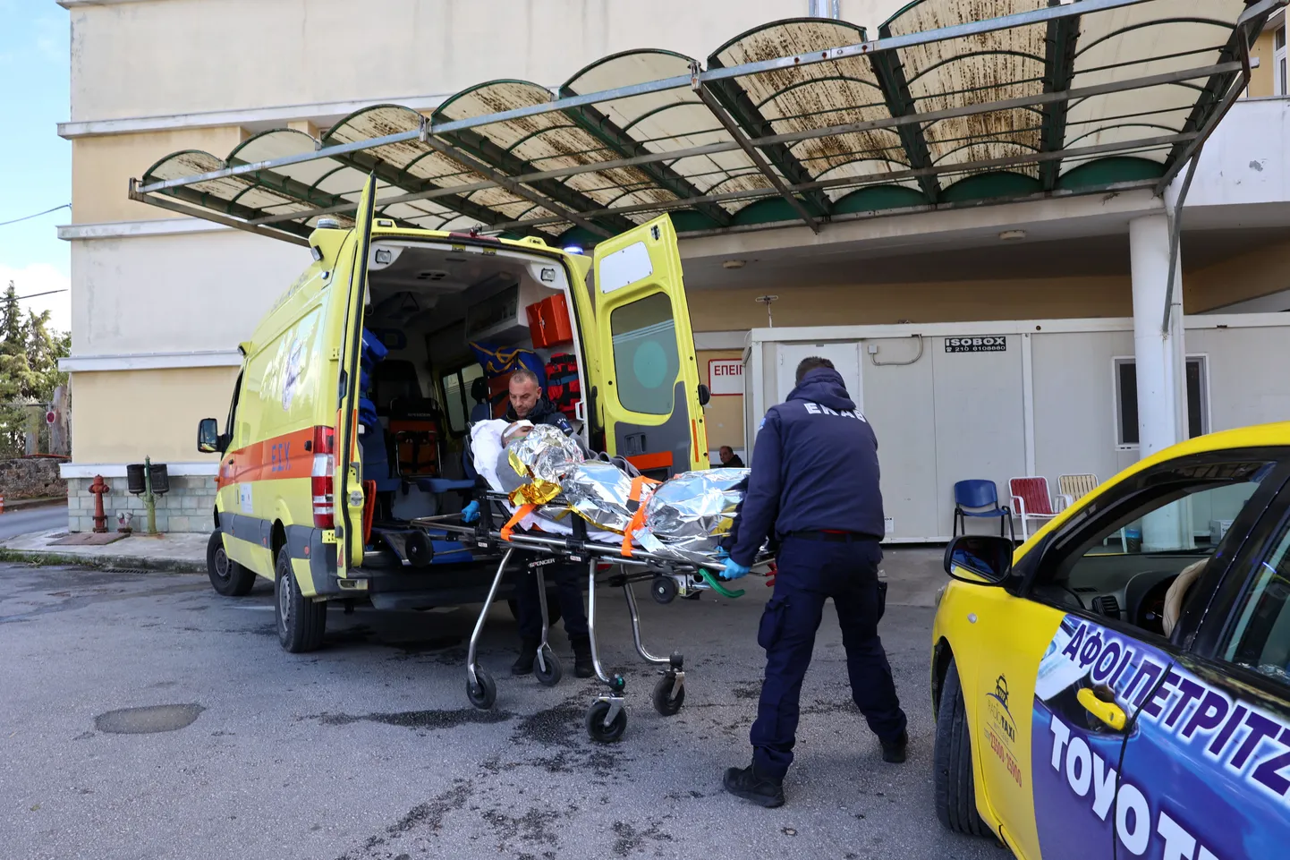 Kreeka saare Lesbose lähistel põhja läinud kaubalaevalt seni ainus päästetud meeskonnaliige toimetati kohalikku haiglasse.