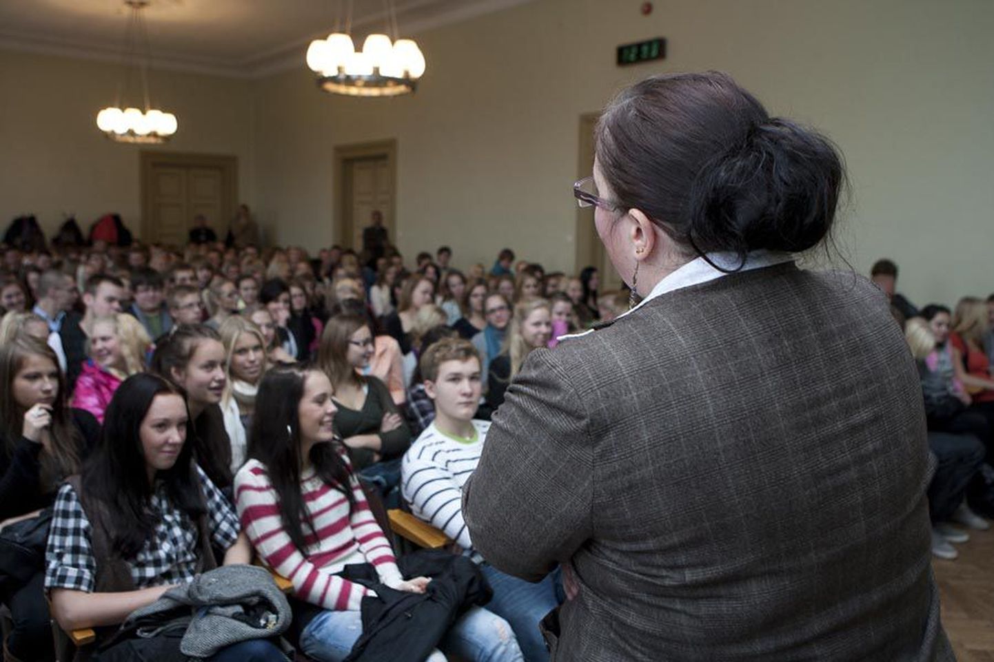 Direktor Ülle Luisk seletas saalitäiele noortele, kuidas Viljandi gümnaasium tulevikus tööle hakkab.