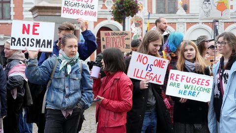 FOTO ⟩ Vecrīgā aptuveni 60 cilvēki protestē pret migrācijas ierobežošanu