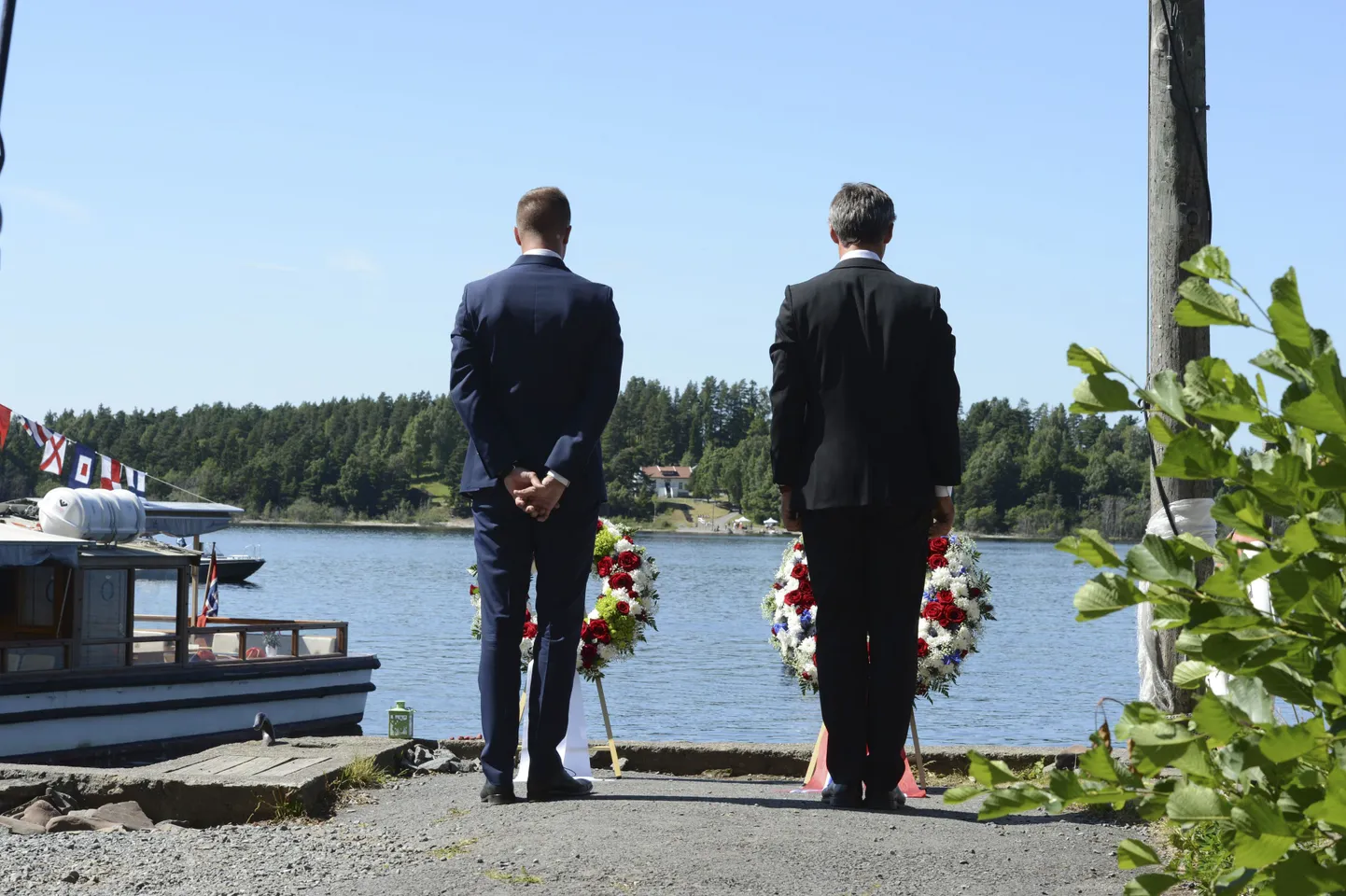 Norra tööerakonna noorteorganisatsiooni juht Eskil Pedersen (vasakul)ja peaministri koha kaotanud tööerakondlane Jens Stoltenberg Breiviki veresauna ohvreid mälestamas.