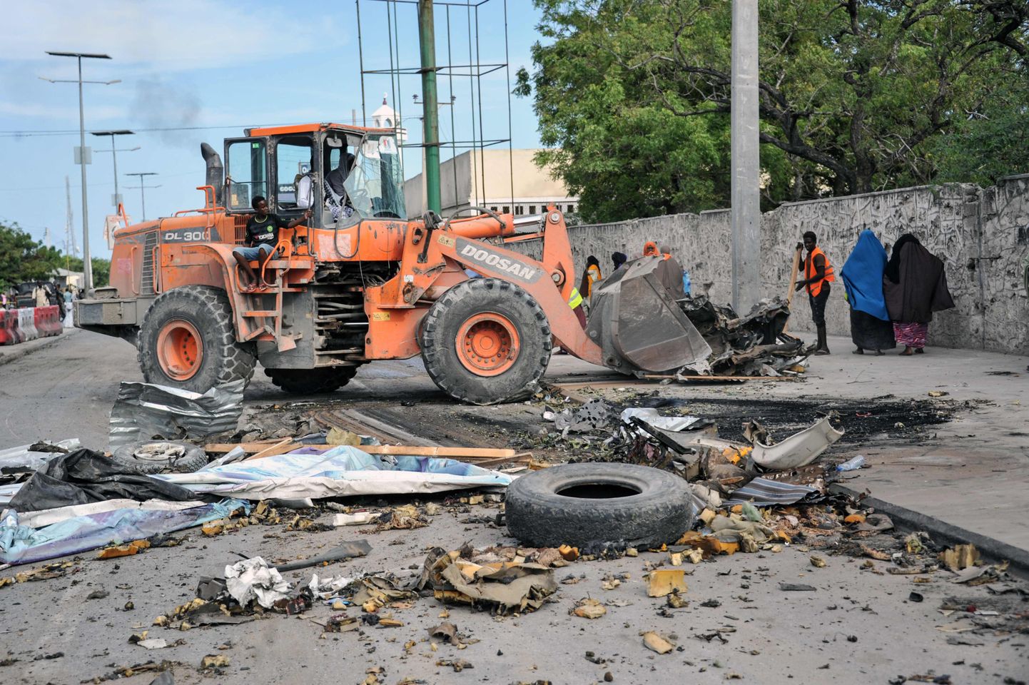 Somaalia ametivõimud Al-Shabaabi enesetapurünnakust tekkinud purustusi koristamas.