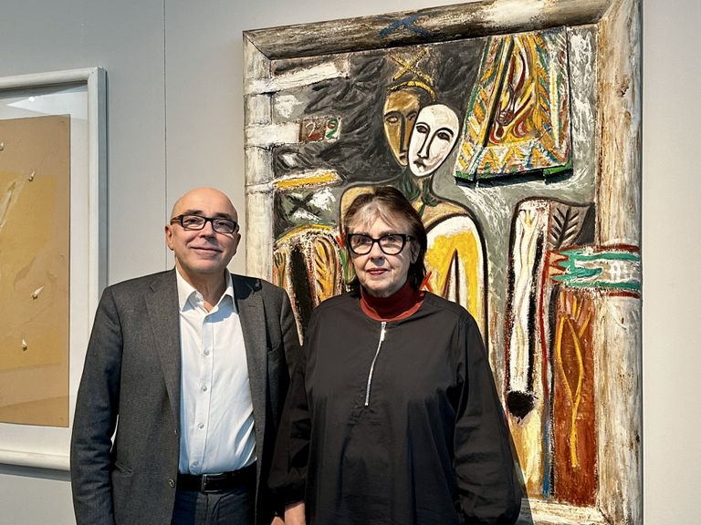 Кураторы Фабио Каваллуччи и Сирье Хельме на фоне картины Миммо Паладино.